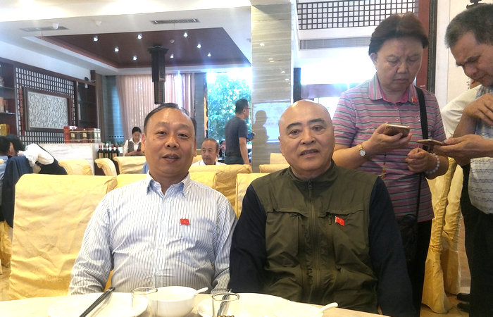 004陈锋同志和叶建民将军之子叶爱群中将合影_副本1.jpg