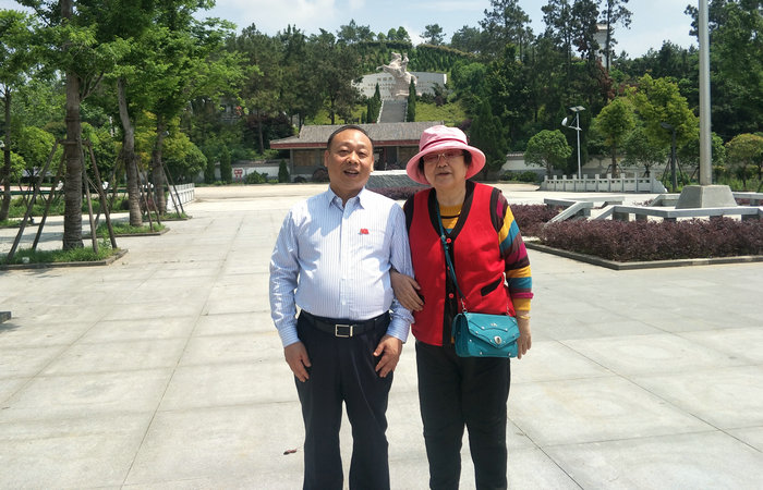005陈锋同志和红二十五军军长徐海东大将之女徐文惠同志在徐海东纪念馆合影_副本.jpg